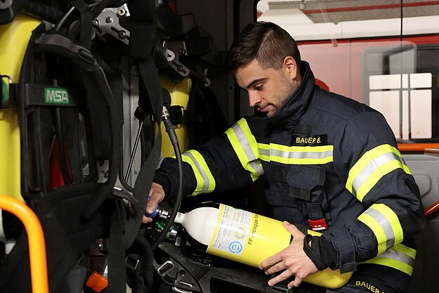 Atemschutzflaschen im Feuerwehrauto - FF Ardagger Markt