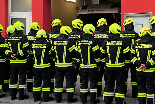 Über unsere Feuerwehr - Feuerwehrmaenner mit FF-Ardagger-Markt Schriftzug - Mannschaft